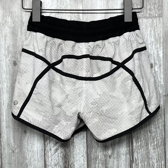 ⭐️Lululemon Tracker Short III in Diamond Camo Silver Spoon Grey [1458] - Picture 2 of 9